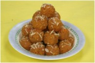 गुळ पापडीचे लाडू Gul Papdi Laddu गुळ पापडीचे लाडू — साहित्य -: चार वाट्या जाडसर दळलेली कणिक, दोन वाट्या भाजून दळलेले आळीव,पाव वाती...