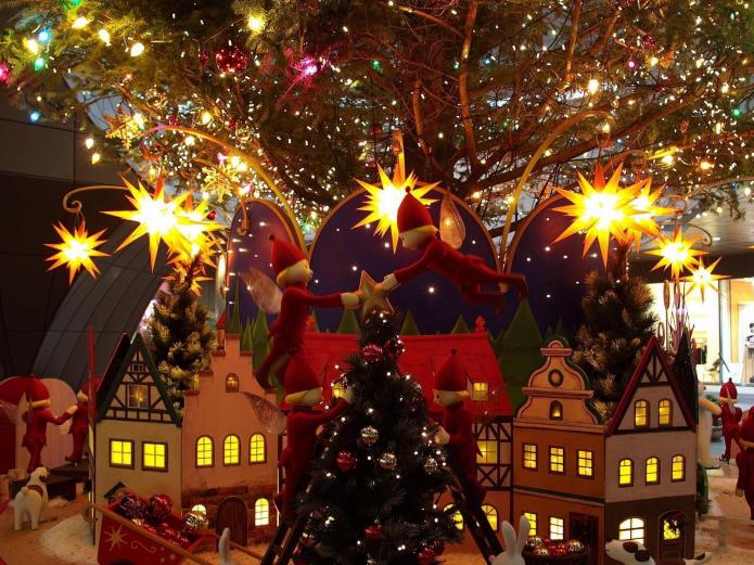 Tree-Christmas-Holiday-House-Elves-Christmas-Decorations-marathi-unlimited